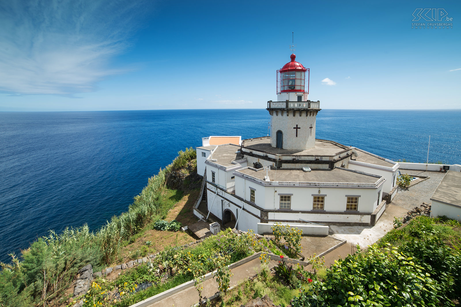 Lighthouse of Ponta do Arnel The lighthouse/farol Ponta do Arnel is located halfway of a very steep descent to the fishing harbor of Porto de Pescas. Stefan Cruysberghs